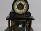 une petite horloge posée sur une table