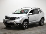 la dacia blanche est garée dans une pièce au sol en damier