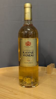 une bouteille de vin posée sur une table