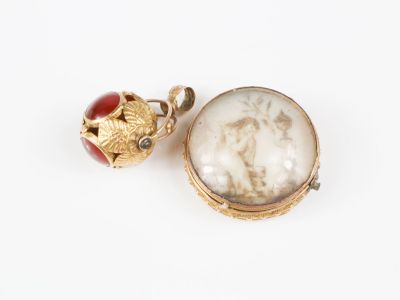 2 éléments anciens en or : - pendentif en or façon étrier re…