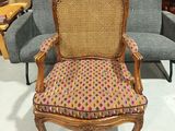 une chaise qui se trouve au milieu d'une pièce