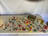 une table sur laquelle sont disposées de nombreuses petites figurines de jouets