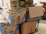 de nombreuses caisses empilées les unes sur les autres sur un chariot