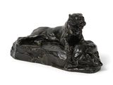 statue représentant un chien et un chat posés sur un rocher, sur fond blanc