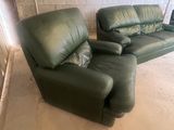 deux canapés en cuir vert et une chaise dans une pièce