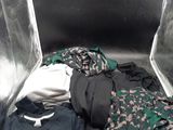 un tas de vêtements posé dans une boîte en métal posée par terre