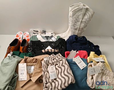 un tas de vêtements et de chaussures posés sur une table
