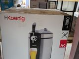 une caisse contenant une bière, posée sur une étagère