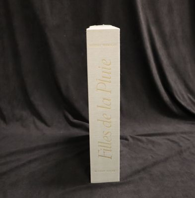 une image représentant un livre posé sur une table, sur fond noir