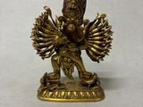 figurine en laiton représentant un homme tenant un bouclier et un bouclier
