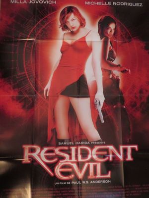 une affiche de cinéma pour « Resident Evil » mettant en scène deux femmes en robe rouge