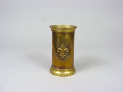 une image représentant un vase en laiton orné d'une fleur