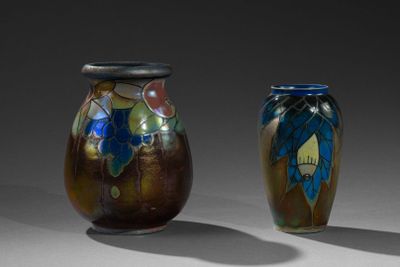 deux vases posés l'un à côté de l'autre sur une table