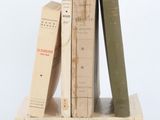 plusieurs livres sont empilés sur une surface blanche