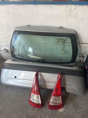 un téléviseur posé sur le hayon d'une voiture
