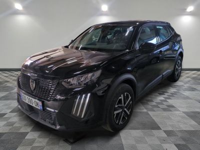 le 4x4 noir est garé sur un sol en damier dans le garage