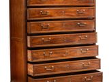 une grande commode en bois avec un plateau en marbre