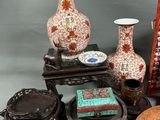 many vases that are sitting on top of a table