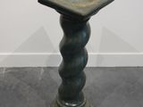 une image représentant un socle en bronze au sommet carré