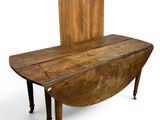 une table en bois sur laquelle est posé un petit plateau rabattable