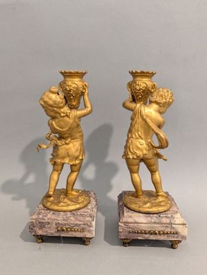 paire de figurines anciennes en bronze représentant un garçon et une fille, sur des socles en marbre