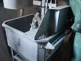 une machine qui se trouve à l'intérieur d'un bâtiment