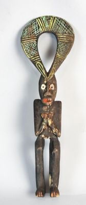 une sculpture en bois représentant un homme à la grosse tête