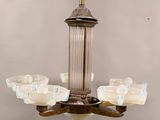un lustre composé de verres à pied et d'un luminaire
