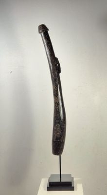 sculpture représentant un morceau de bois courbé posé sur un socle blanc