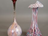 deux vases posés l'un à côté de l'autre sur une table