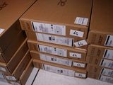de nombreux cartons empilés sur le sol
