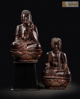 une paire de bouddhas en bois sculpté sur socles