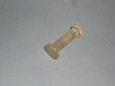 une photo d'une petite vis en bois posée sur une table