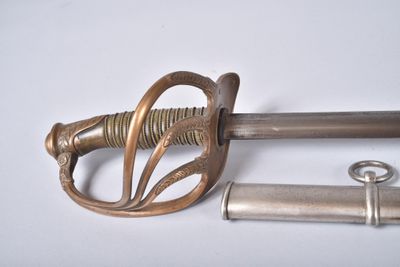 une épée dotée d'une poignée métallique et d'un tube métallique