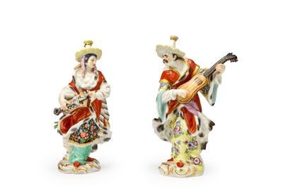 paire de figurines chinoises représentant un homme et une femme jouant d'instruments de musique
