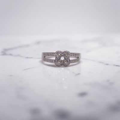 une photo d'une bague en diamant posée sur une surface en marbre