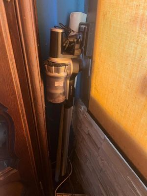 des toilettes situées près d'une fenêtre dans une salle de bains