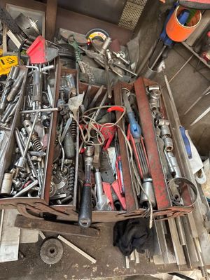un grand nombre d'outils qui se trouvent dans une boîte