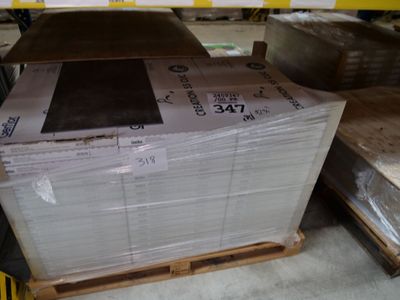 une grande pile de cartons sur une palette dans un entrepôt