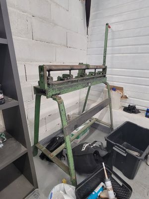 une photo d'un espace de travail avec des outils et une étagère