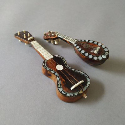 Deux mandolines miniatures en placage d'écaille