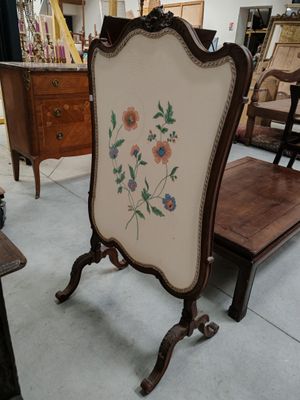une chaise ornée d'un motif floral dans une pièce