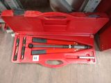 une caisse à outils rouge avec des outils sur le sol