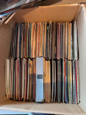 CARTON  de vinyles en 45, 78 et 33  tours  « Lot vendu sous la forme j - Photo 1