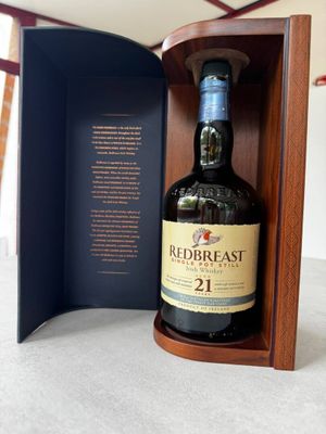 the bottle of redbreast 21 years old is in a wooden case