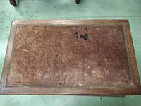Petit bureau en bois posant sur quatre pieds, ouvrant par de… (photo 2)