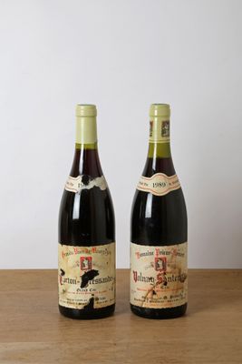 deux bouteilles de vin posées sur une table en bois