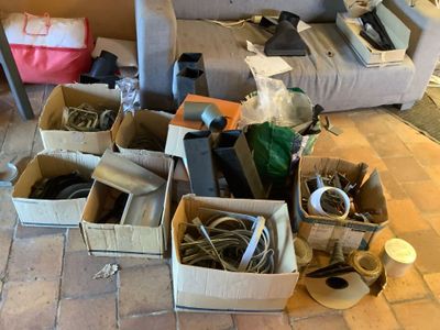 de nombreux cartons d'objets hétéroclites posés sur le sol