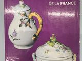 livre violet avec l'image d'une théière surmontée d'un bol