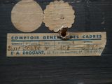 un morceau de papier épinglé sur un morceau de bois